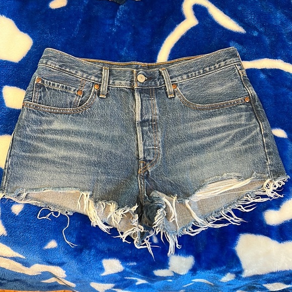 LEVI’s HIGH RISE SHORTS SIZE 30 - Picture 1 of 2